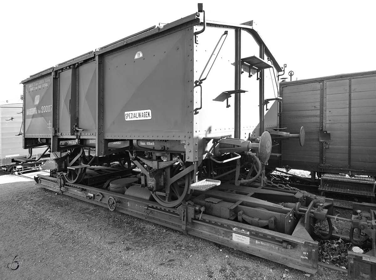 Ein mit einem normalspurigen Güterwagen beladener Rollwagen Anfang April 2018 am Bahnhof Radebeul-Ost.