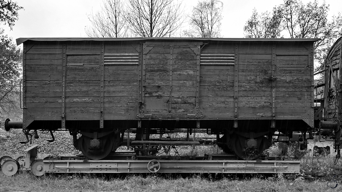 Ein mit einen gedeckten Güterwagen beladener Rollwagen im November 2018 am Bahnhof Hüinghausen.