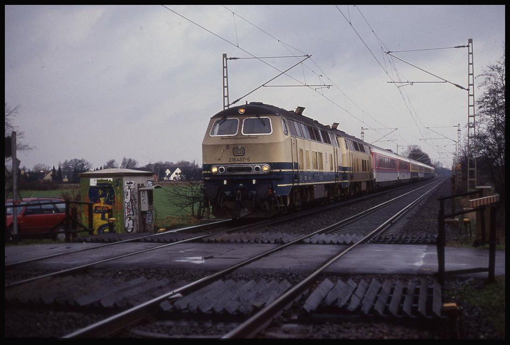 Ein mit zwei Loks der Baureihe 218 bespannter IC nach Dresden kommt hier am 1.4.1994 bei Tornesch um 9.36 Uhr vorbei. Es führt die DB 218497. 