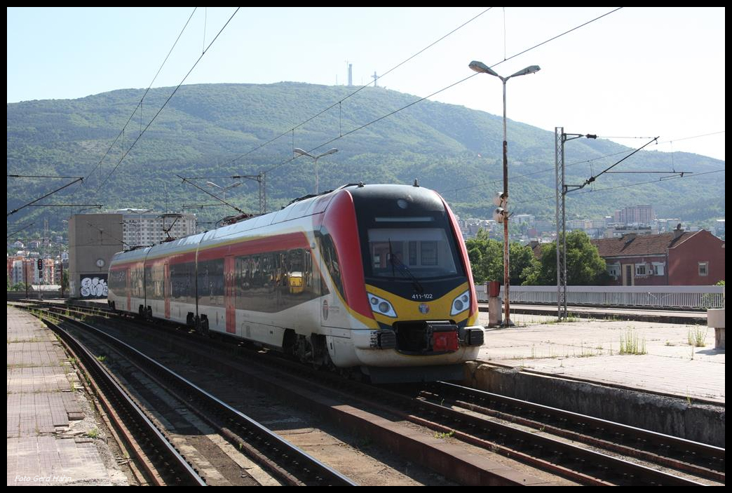 Ein moderner Elektrotriebwagen mit der Bezeichnung 411-102 fährt hier am 19.5.2017 von Gleis 4 im Hauptbahnhof Skopje nach Bitola ab.