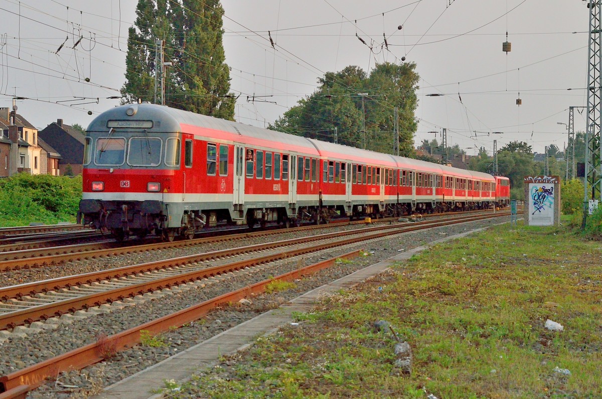 Ein N-Wagenzug mit Karlsruher Steuerwagen als RE4-Verstrkerzug verlsst hier von der 111 101-2 gezogen Rheydt Hbf am 29.8.2013
