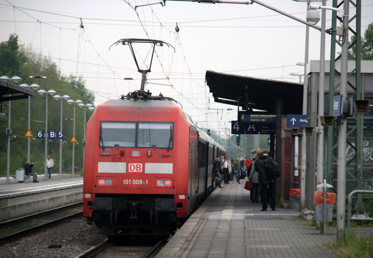 Ein Nachschuss von der 101 008-1 DB schiebt einen IC  2223 aus Berlin nach Aachen-Hbf  und hilt in Viersen.
Aufgenommen vom Bahnsteig 4 von Viersen. 
Bei Wolken am Abend vom 5.5.2017.