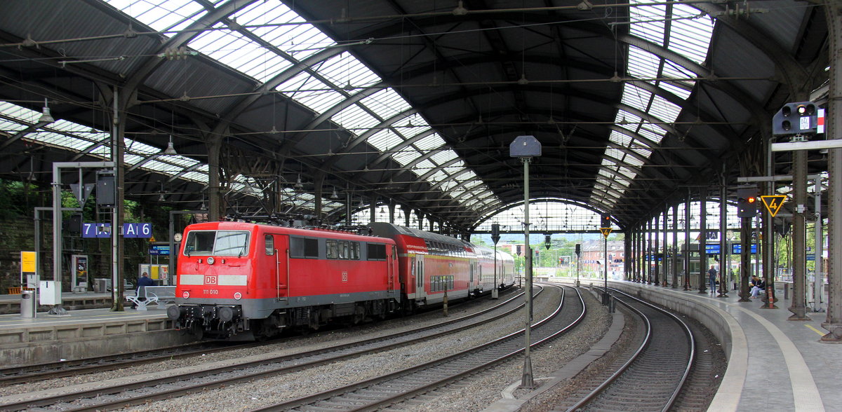 Ein Nachschuss von der 111 010 DB  steht mit dem RE4 von Aachen-Hbf nach Dortmund-Hbf. Aufgenommen vom Bahnsteig 2 vom Aachen-Hbf. 
Am Morgen vom 18.6.2018.