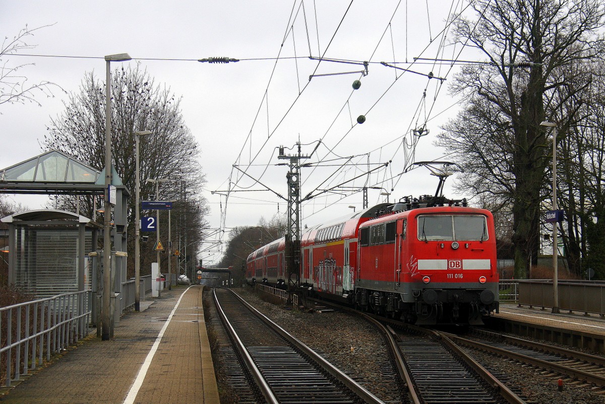Ein Nachschuss von der 111 016 DB schiebt den RE4 von Kohlscheid nach Düsseldorf-Hbf und fährt in Richtung Herzogenrath,Mönchengladbach,Neuss. Aufgenommen vom Bahnsteig 2 in Kohlscheid. 
Bei Nieselregen und Sturm am Mittag vom 21.2.2016.