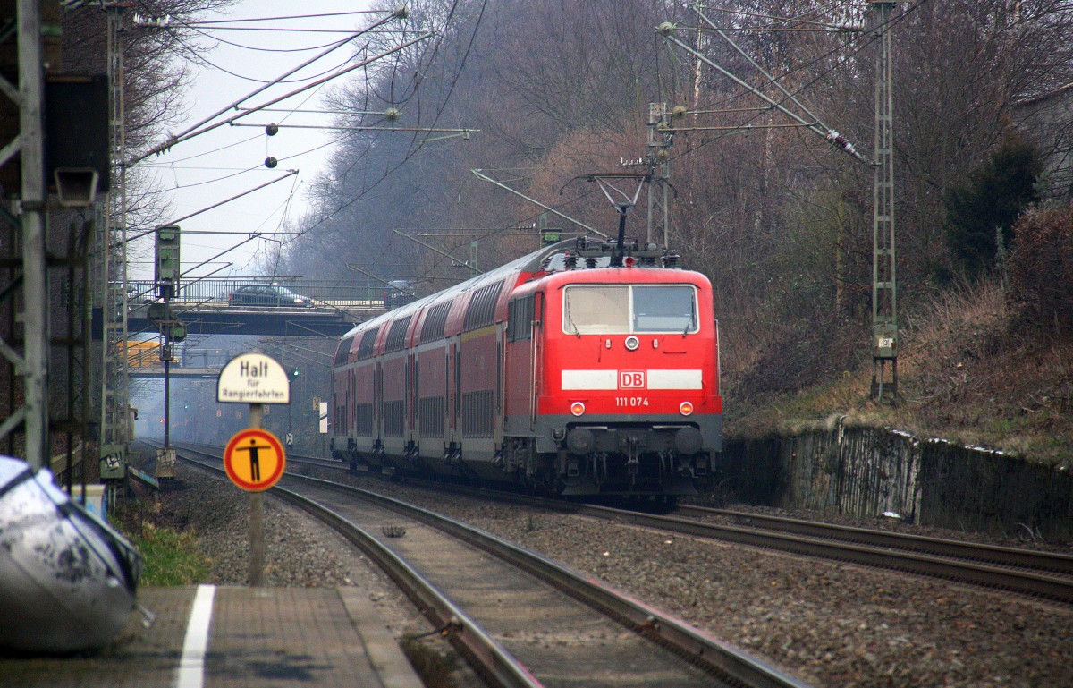 Ein Nachschuss von der 111 074 DB schiebt den RE4 aus Aachen-Hbf nach Dortmund-Hbf kommt aus Richtung Aachen-West,Laurensberg,Richterich, und fährt durch Kohlscheid in Richtung Herzogenrath,Mönchengladbach,Neuss. Aufgenommen vom Bahnsteig 2 in Kohlscheid. 
Bei Sonne und Schneewolken am Kalten Nachmittag vom 20.1.2016.