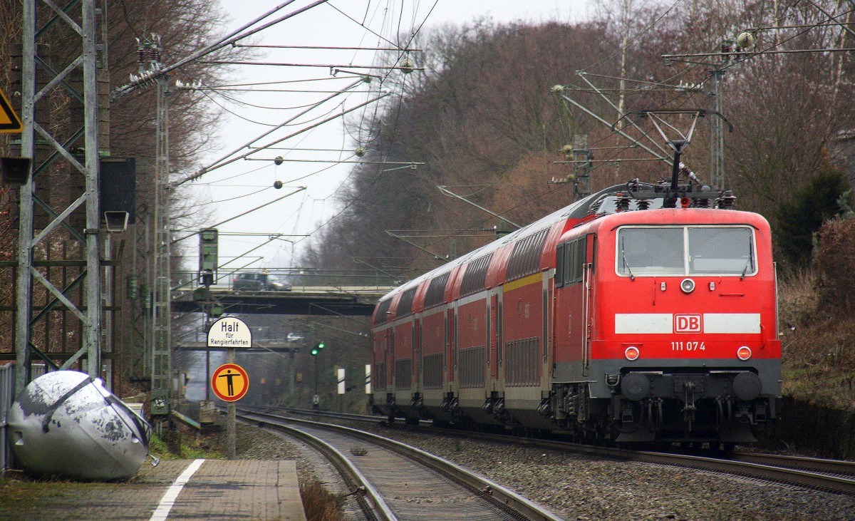 Ein Nachschuss von der 111 074 DB schiebt den RE4 von Kohlscheid nach Düsseldorf-Hbf und fährt in Richtung Herzogenrath,Mönchengladbach,Neuss. 
Aufgenommen vom Bahnsteig 2 in Kohlscheid.
Bei Regenwolken am Nachmittag vom 24.1.2016. 