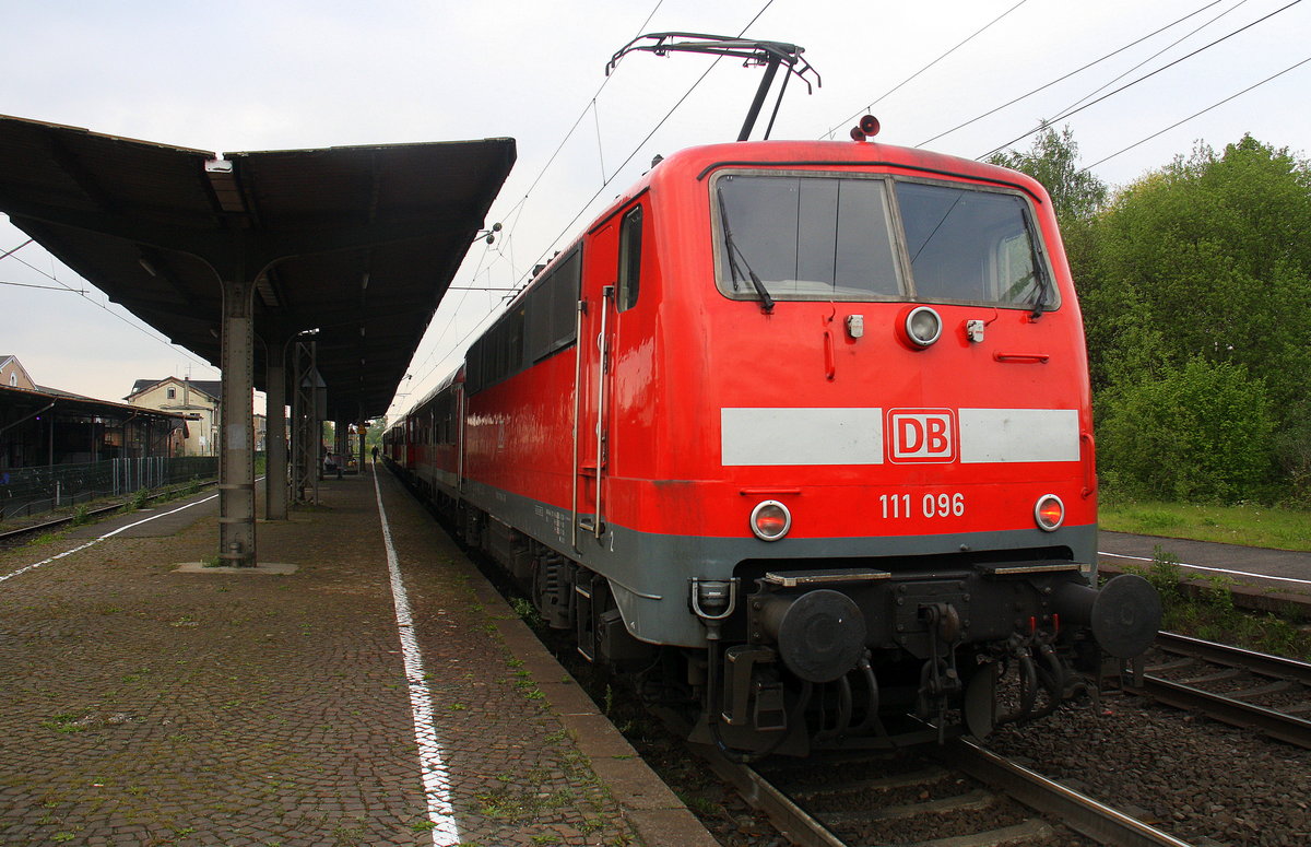 Ein Nachschuss von der 111 096 DB steht mit dem  RE8 Verstärker von Köln-Messe-Deutz nach Kaldenkirchen steht in Kaldenkirchen. 
Aufgenommen vom Bahnsteig 1 von Kaldenkirchen. 
Bei Wolken am Abend vom 5.5.2017.