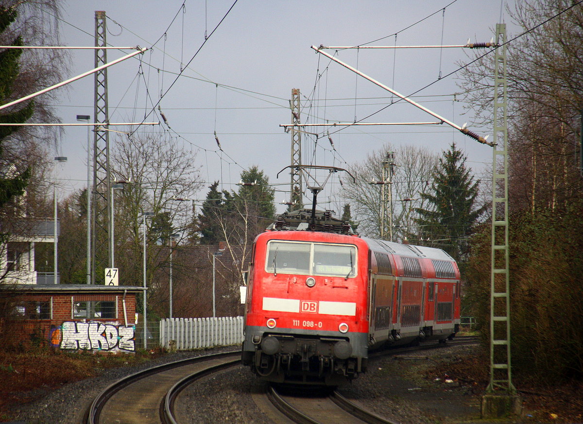 Ein Nachschuss von der 111 098-0 DB schiebt den RE4 aus Aachen-Hbf nach Dortmund-Hbf und kommt aus Richtung Aachen-Hbf,Aachen-Schanz,Aachen-West,Laurensberg,Richterich,Kohlscheid,Herzogenrath,Palenberg,Zweibrüggen,Frelenberg,Geilenkirchen,Süggerrath,Lindern,Brachelen,Hückelhoven-Baal,Baal und hält in Erkelenz und fährt dann weiter in Richtung Herrath,Beckrath,Wickrath,Rheydt-Hbf,Mönchengladbach-Hbf. Aufgenommen vom Bahnsteig 1  in Erkelenz. 
Bei Sonne und Wolken am Nachmittag vom 6.3.2017.