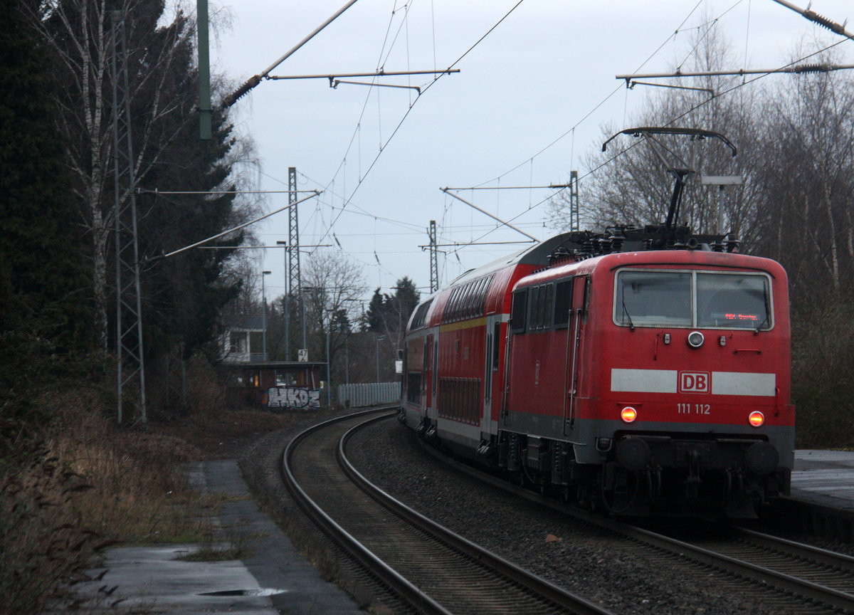 Ein Nachschuss von der 111 112 DB  schiebt den RE4 aus Aachen-Hbf nach Dortmund-Hbf und kommt aus Richtung Aachen-Hbf,Aachen-Schanz,Aachen-West,Laurensberg,Richterich,Kohlscheid,Herzogenrath,Palenberg,Zweibrüggen,Frelenberg,Geilenkirchen,Süggerrath,Lindern,Brachelen,Hückelhoven-Baal,Baal und hält in Erkelenz und fährt dann weiter in Richtung Herrath,Beckrath,Wickrath,Rheydt-Hbf,Mönchengladbach-Hbf. Aufgenommen vom Bahnsteig 1 in Erkelenz.
Bei Wolken am Nachmiitag vom 1.3.2017.