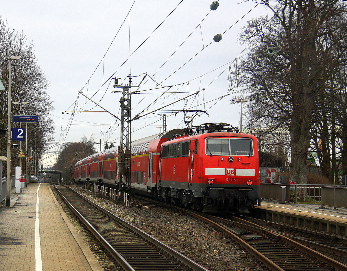 Ein Nachschuss von der 111 115 DB schiebt den RE4 aus Aachen-Hbf nach Dortmund-Hbf und kommt aus Richtung Aachen-West,Laurensberg,Richterich, und fährt durch Kohlscheid in Richtung Herzogenrath,Mönchengladbach,Neuss.
Aufgenommen vom Bahnsteig 2 in Kohlscheid.
Bei Wolken am Kalten Nachmittag vom 5.2.2017.