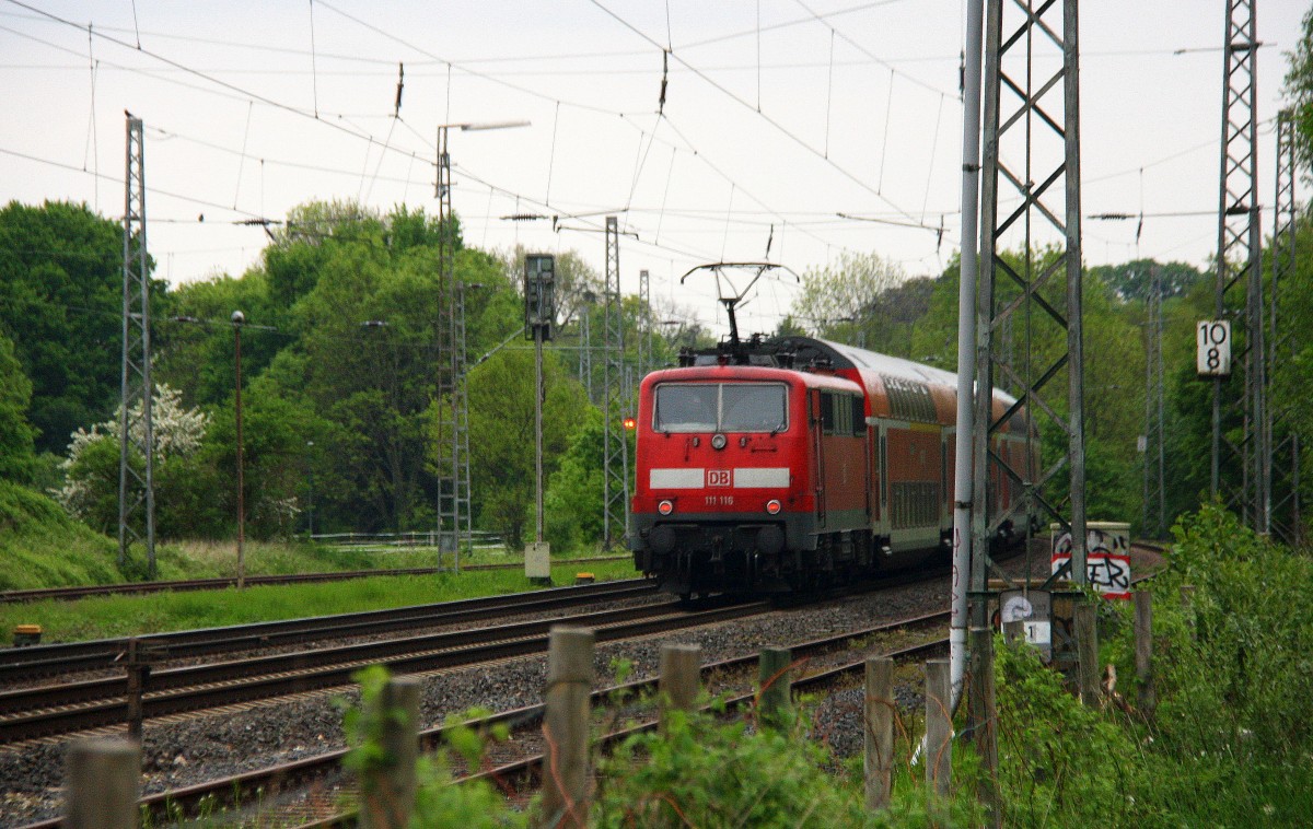 Ein Nachschuss von der 111 116 DB schiebt den RE4 aus Aachen-Hbf-Dortmund-Hbf kommt aus Richtung Aachen-West,Laurensberg,Richterich, und fährt in Richtung Kohlscheider-Bahnhof,Herzogenrath,Mönchengladbach,Neuss.
Aufgenommen bei Wilsberg in Kohlscheid bei Wolken am Abend vom 2.5.2014. 