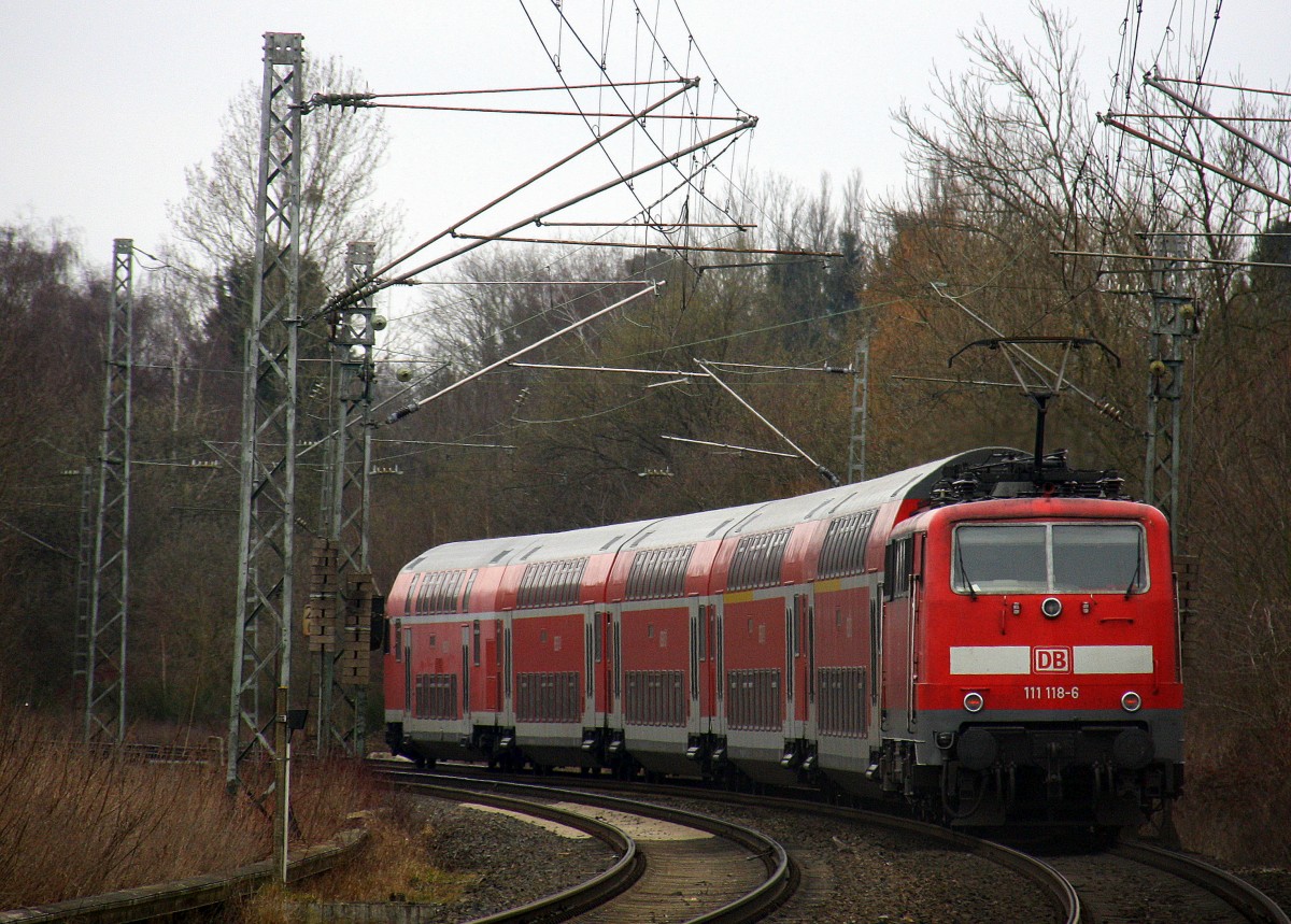 Ein Nachschuss von der 111 118-6 DB schiebt den RE4 aus Aachen-Hbf nach Dortmund-Hbf und kommt aus Richtung Aachen-Hbf,Aachen-Schanz,Aachen-West,Laurensberg,Richterich,Kohlscheid,Herzogenrath,Hofstadt,Finkenrath und fährt durch Rimburg-Übach-Palenberg in Richtung Übach-Palenberg,Zweibrüggen,Frelenberg,Geilenkirchen,Süggerrath,Lindern,Brachelen,Hückelhoven-Baal,Baal,Erkelenz,Herrath,Beckrath,Wickrath. 
Aufgenommen am Bahnübergang in Rimburg im Wurmtal. 
Bei Wolken am Kalten 19.3.2016.