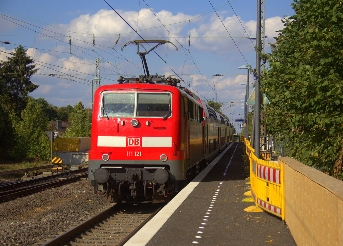 Ein Nachschuss von der 111 121 DB schiebt den RE4 aus Aachen-Hbf nach Dortmund-Hbf und kommt aus Richtung Aachen-West,Laurensberg,Richterich, und fährt durch Kohlscheid in Richtung Herzogenrath,Mönchengladbach,Neuss. 
Aufgenommen vom nagelneunen Bahnsteig 1 in Kohlscheid. 
Bei Sonne und Wolken am Nachmittag vom 7.9.2018.