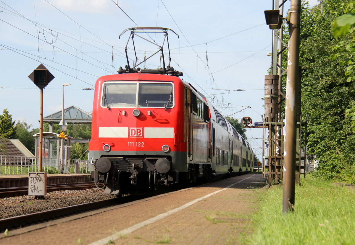 Ein Nachschuss von der 111 122 DB schiebt den RE4 aus Aachen-Hbf nach Dortmund-Hbf und kommt aus Richtung Aachen-West,Laurensberg,Richterich, und fährt durch Kohlscheid in Richtung Herzogenrath,Mönchengladbach,Neuss. 
Aufgenommen vom Bahnsteig 1 in Kohlscheid.
Bei Sonnenschein und Wolken am Nachmittag vom 15.6.2018.