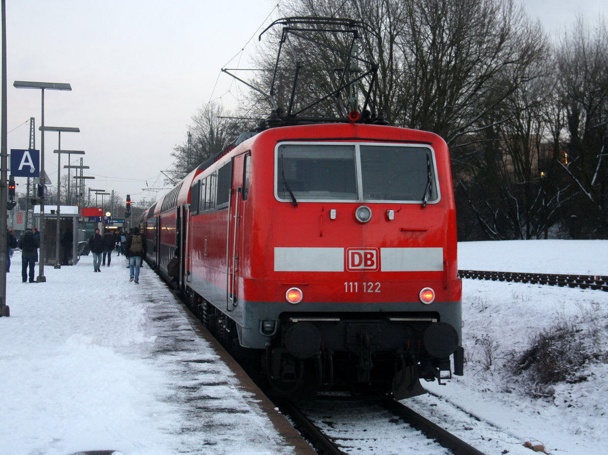 Ein Nachschuss von der 111 122 DB  schiebt den RE4 aus  Dortmund-Hbf nach Aachen-Hbf  und hält in Aachen-West und fährt in Richtung Aachen-Schanz,Aachen-Hbf. Aufgenommen vom Bahnsteig in Aachen-West.
Bei Schnee am Kalten Nachmittag vom 2.1.2017.