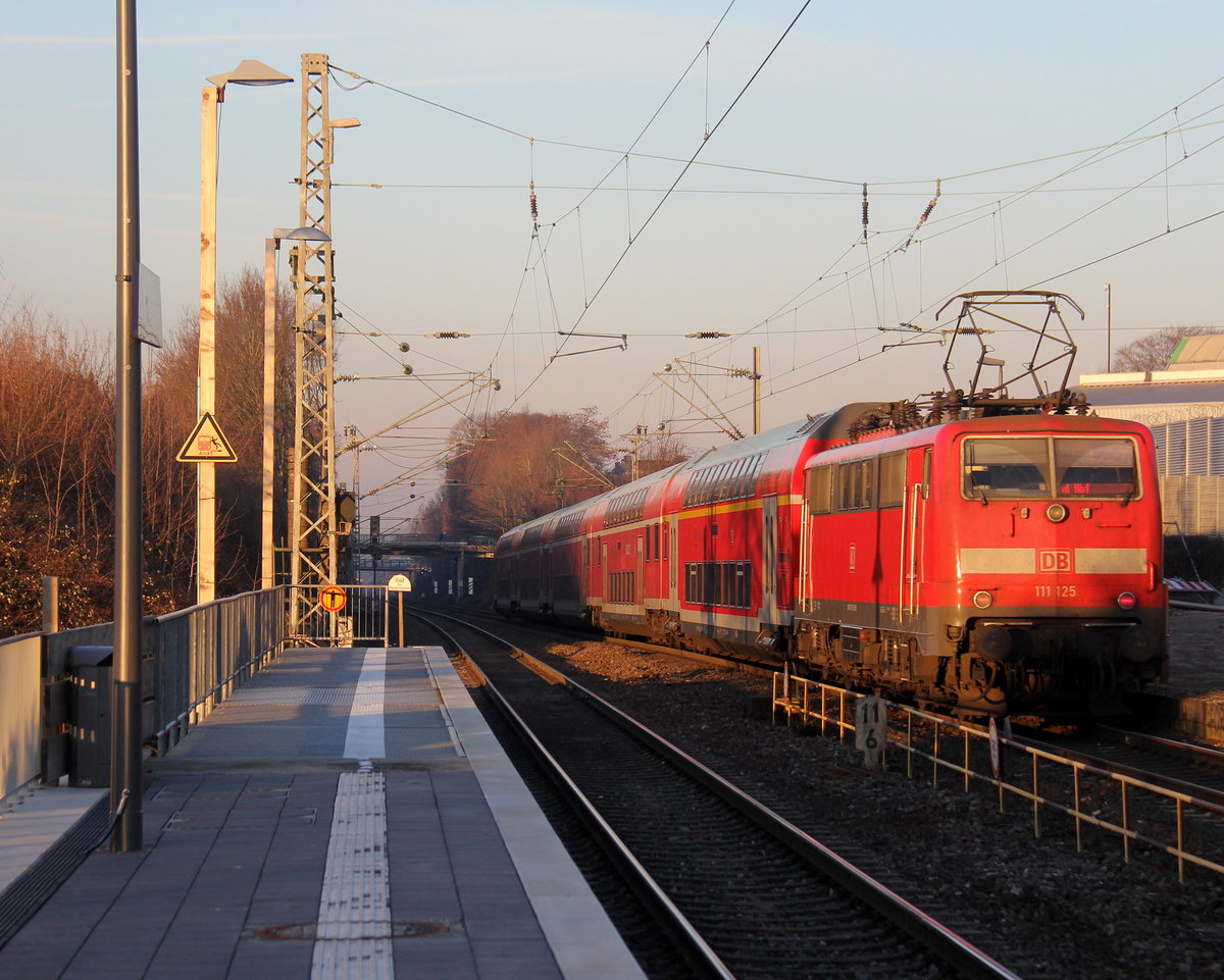 Ein Nachschuss von der 111 125 DB  schiebt den RE4 aus Aachen-Hbf nach Dortmund-Hbf und kommt aus Richtung Aachen-West,Laurensberg,Richterich, und fährt durch Kohlscheid in Richtung Herzogenrath,Mönchengladbach,Neuss. 
Aufgenommen vom Bahnsteig 2 in Kohlscheid.
Bei schönem Winterwetter am Kalten Nachmittag vom 21.1.2019.