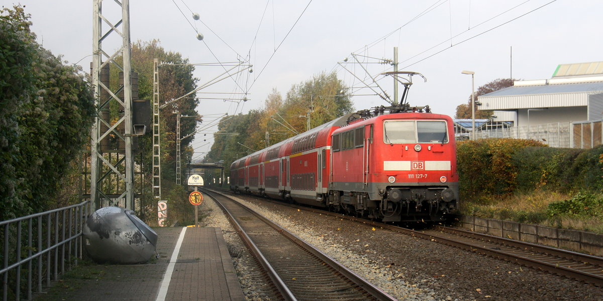 Ein Nachschuss von der 111 127-7 DB schiebt den RE4 aus Aachen-Hbf nach Dortmund-Hbf kommt aus Richtung Aachen-West,Laurensberg,Richterich, und fährt durch Kohlscheid in Richtung Herzogenrath,Mönchengladbach,Neuss.
Aufgenommen vom Bahnsteig 2 in Kohlscheid.
Bei Sonne und Wolken am Nachmittag vom 27.10.2016.