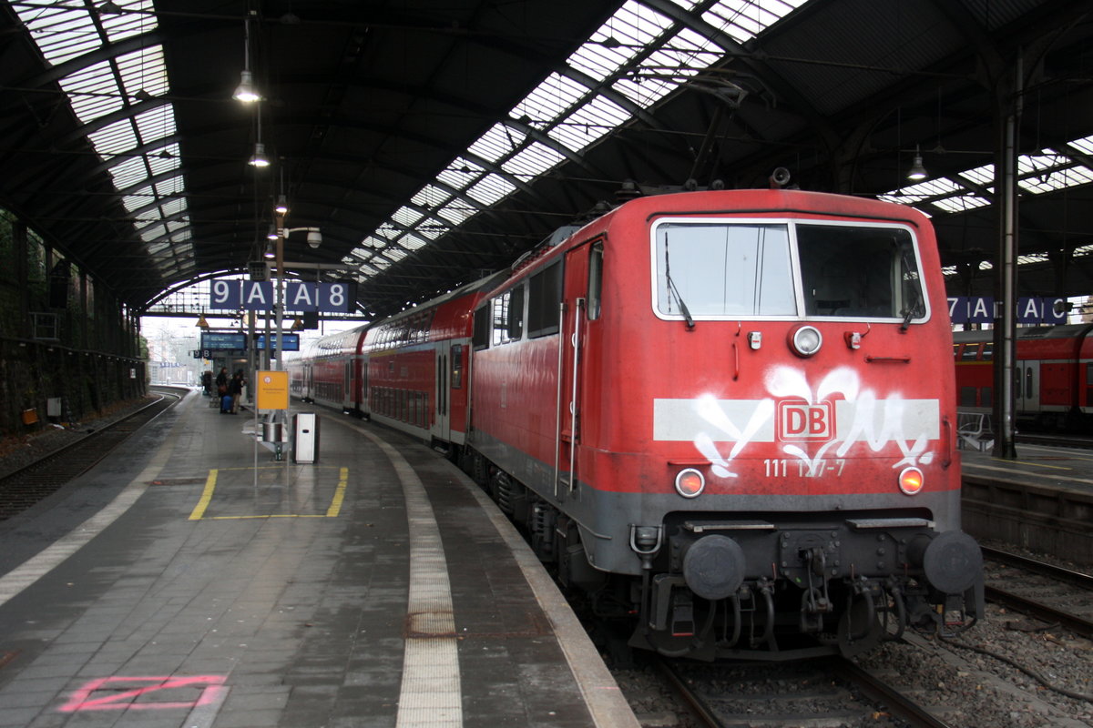 Ein Nachschuss von der 111 127-7 DB steht mit dem RE4 von Aachen-Hbf nach Dortmund-Hbf.
Aufgenommen vom Bahnsteig 8 vom Aachen-Hbf. 
Am Mittag vom 18.12.2016.