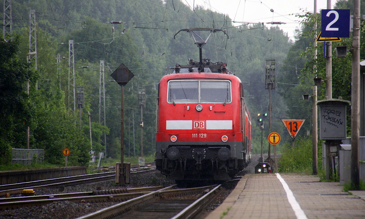 Ein Nachschuss von der 111 129 DB schiebt den RE4 Verstärkerzug aus Düsseldorf-Hbf nach Aachen-Hbf und hilt in Kohlscheid und fährt in Richtung Richterich,Laurensberg,Aachen-West,Aachen-Schanz,Aachen-Hbf. 
Aufgenommen von Bahnsteig 2 in Kohlscheid. 
Am Abend vom 5.8.2016.