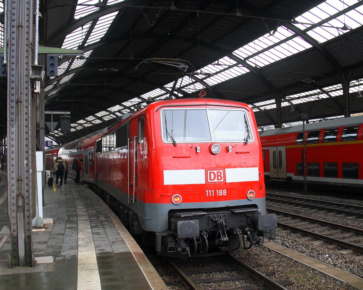 Ein Nachschuss von der 111 188 DB steht mit dem RE4 von Aachen-Hbf nach Dortmund-Hbf.
Aufgenommen vom Bahnsteig 6 vom Aachen-Hbf. Am Nachmittag vom 6.3.2016. 
