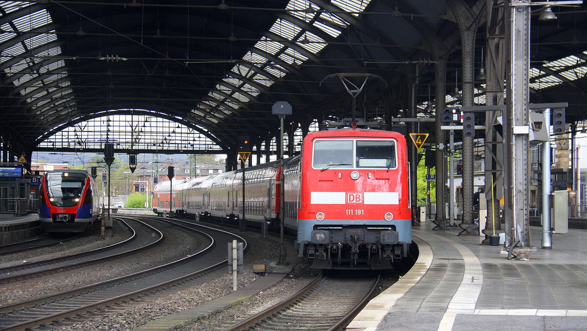 Ein Nachschuss von der 111 191 DB  steht mit dem RE4 von Aachen-Hbf nach Dortmund-Hbf. Aufgenommen vom Bahnsteig 2 vom Aachen-Hbf. 
Am Nachmittag vom 25.4.2017.