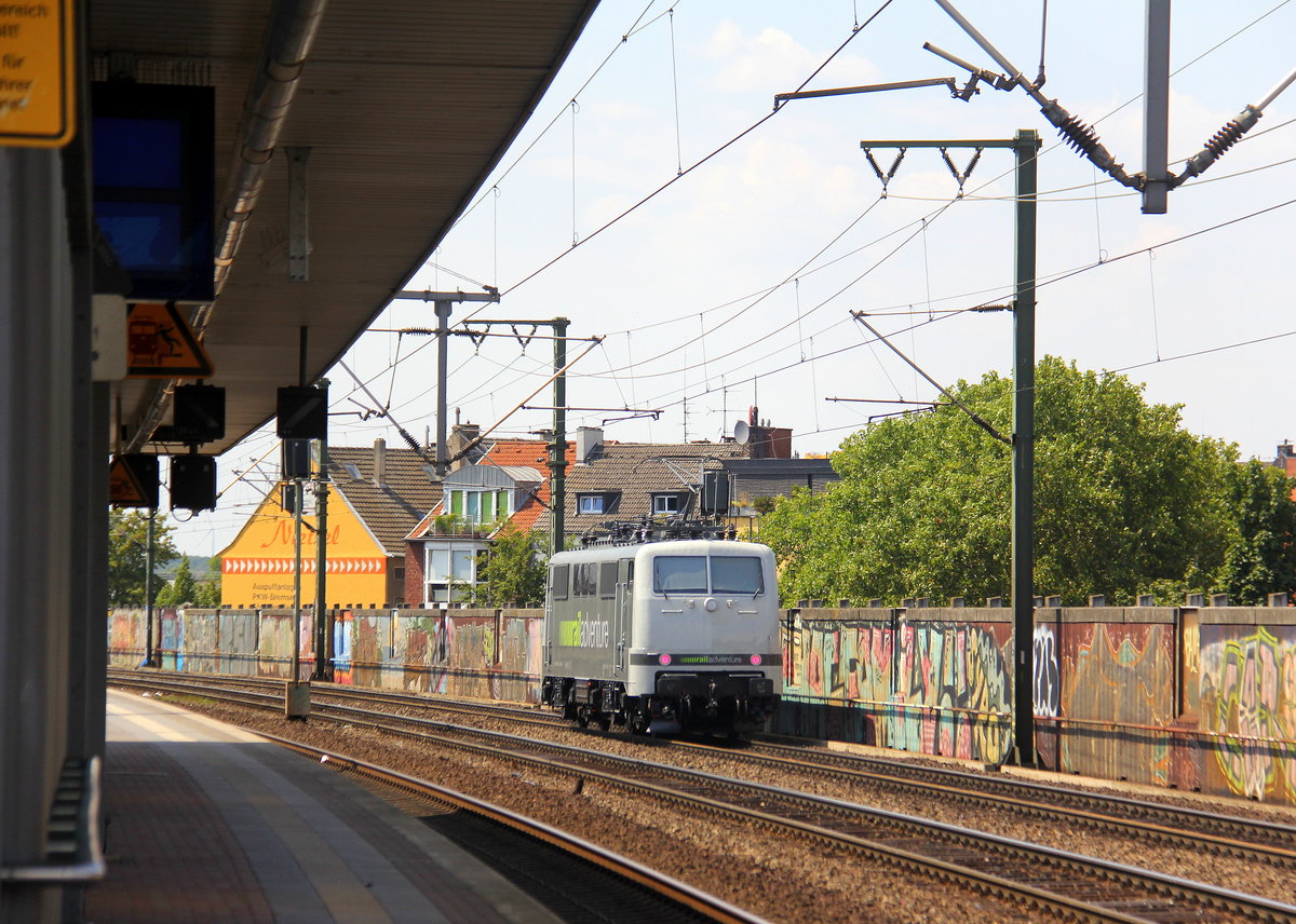 Ein Nachschuss von der 111 210 von Railadventure und kommt als Lokzug aus Köln-Hbf nach Mönchengladbach-Hbf und kamm aus Richtung Köln-Hbf und fuhr durch Köln-Ehrenfeld in Richtung Grevenbroich,Jüchen,Rheydt,Mönchengladbach-Hbf. Aufgenommen vom Bahnsteig 3 in Köln-Ehrenfeld. Bei Sommerwetter am Nachmittag vom 26.7.2018.