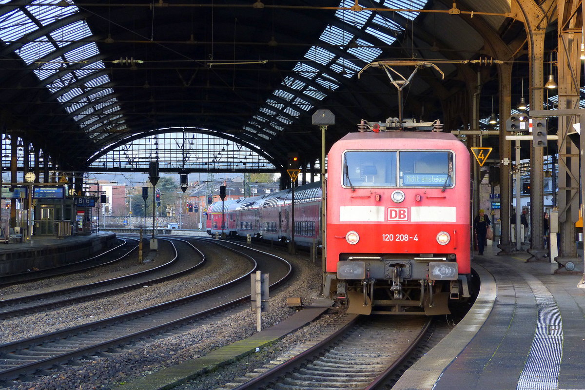 Ein Nachschuss von der 120 208-4 DB steht in Aachen-Hbf mit dem RE9 aus Siegen-Hbf nach Aachen-Hbf. 
Aufgenommen vom Bahnsteig 2 vom Aachen-Hbf.
Bei schöner Wintersonne am Kalten Morgen vom 1.2.2018. 