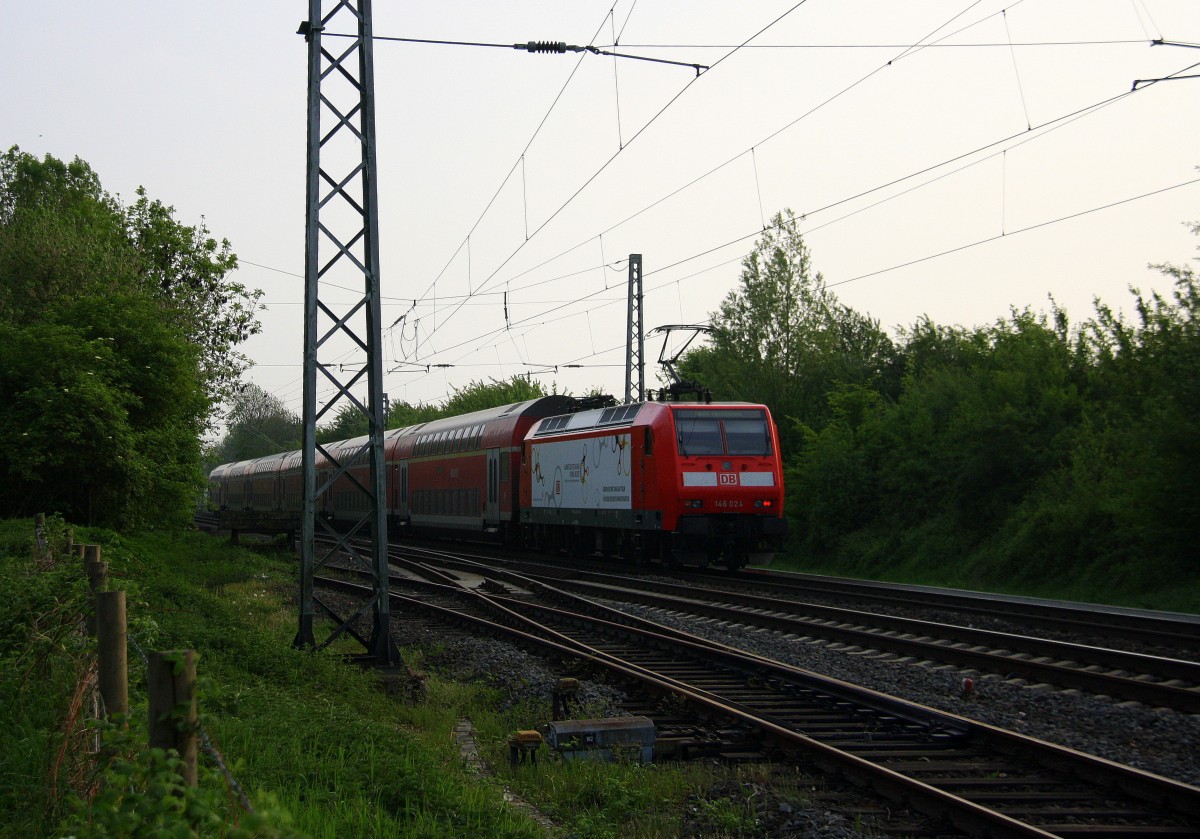 Ein Nachschuss von der 146 024 DB mit einem Doppeldecker-Zug us Richtung Neuss,Herzogenrath,Kohlscheid und fährt in Richtung Aachen-West. Aufgenommen bei Wilsberg in Kohlscheid bei schöner Abendsonne am Abend vom 30.4.2014.