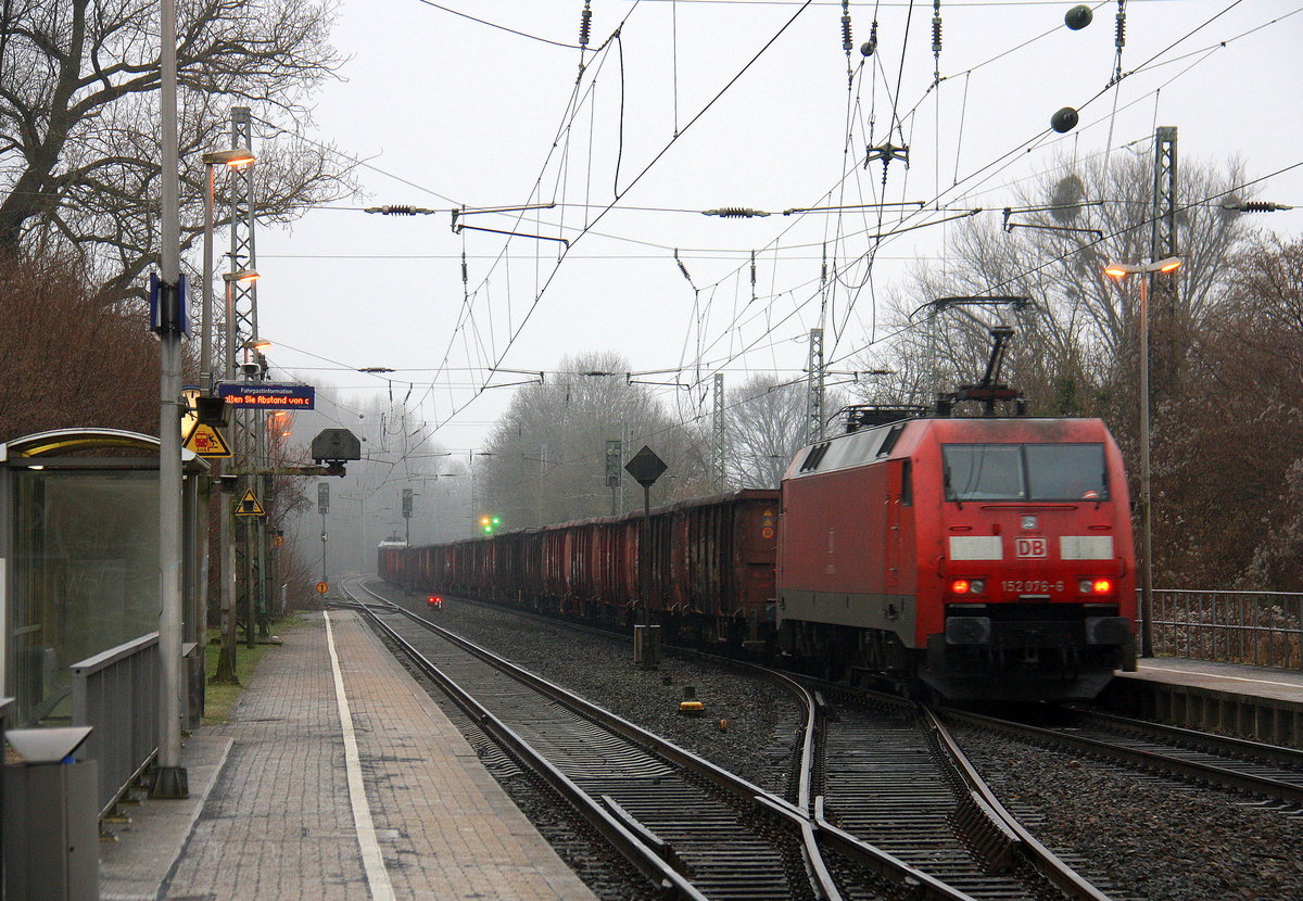 Ein Nachschuss von der 152 076-6 DB  und schiebt einen Schrottzug aus Köln-Kalk(D) nach Genk-Goederen(B).
Aufgenommen von Bahnsteig 1 in Kohlscheid. 
Bei Eisregen am Kalten Nachmittag vom 7.1.2017.  