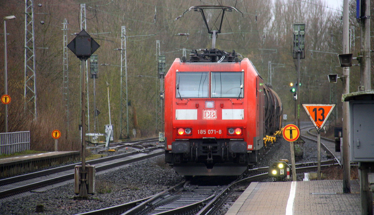 Ein Nachschuss von der 185 071-8 DB und schiebt einen Kesselzug Burghausen-Wackerwerk nach Aachen-West. Aufgenommen von Bahnsteig 2 in Kohlscheid. Bei Regenwolken am Morgen vom 30.3.2016.