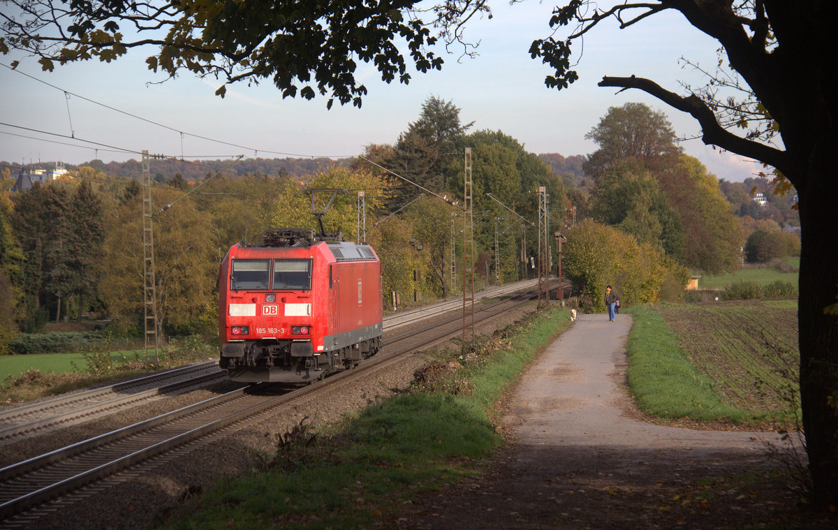 Ein Nachschuss von der 185 163-3 DB kommt von einer Schubhilfe vom Gemmenicher Tunnel zurück nach Aachen-West. 
Aufgenommen an der Montzenroute am Gemmenicher-Weg.
Bei schönem Herbstwetter am Mittag vom 3.11.2018.