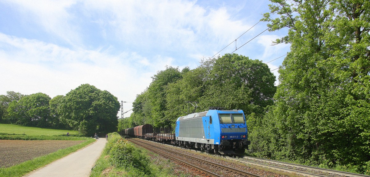Ein Nachschuss von der 185 511-3 von Metrans fährt als Schubhilfe sie schiebt einem schweren Coilzug aus Linz Voestalpine(A) nach Antwerpen Waaslandhaven(B) bis zum Gemmenicher-Tunnel. 
Vorne fährt die Class 66 6612 von Railtraxx.
Aufgenommen an der Gemmenicher-Rampe am Gemmenicher-Weg auf dem Montzenroute.
Bei schönem Frühlingswetter am 14.5.2015.