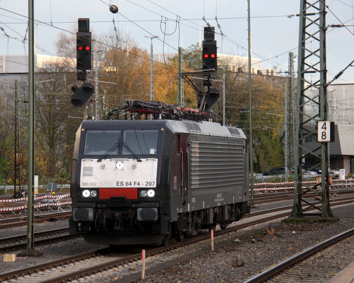 Ein Nachschuss von der 189 207 von MRCE rangiert in Aachen-West. 
Aufgenommen vom Bahnsteig in Aachen-West.
Bei Sonnenschein und Wolken am Nachmittag vom 21.11.2016.