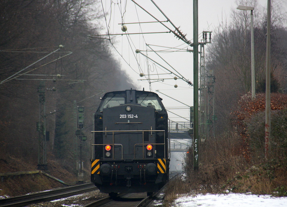 Ein Nachschuss  von der 203 152-4  Felix  kamm als Lokzug aus Aachen-West nach Duisburg und fuhr durch Kohlscheid in Richtung Herzogenrath.
Aufgenommen von Bahnsteig 1 in Kohlscheid. 
Bei Nelbel am Kalten Nachmittag vom 24.1.2017.