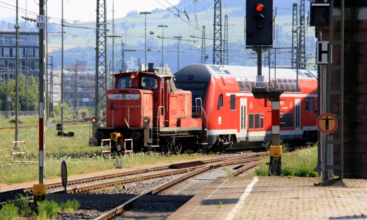 Ein Nachschuss von der 363 154-6 DB rangiert mit einem Doppeldecker im Freiburg im Breisgau-Hbf bei schnem Sommerwetter am 21.7.2013.