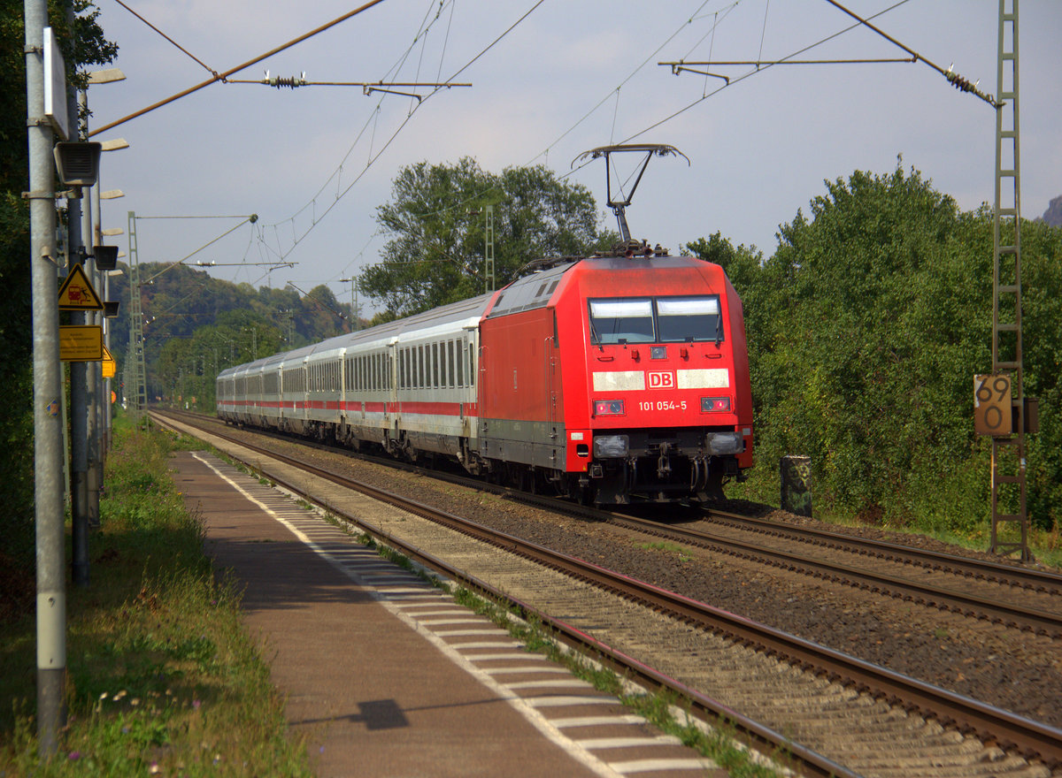 Ein nachschuss auf die 101 054-5 DB   schiebt einen IC 2024 aus Passau-Hbf(D) nach Hamburg-Altona(D) und fuhr durch Namedy in Richtung Köln. 
Aufgenommen vom Bahnsteig 2 in Namedy. 
Bei Sommerwetter am Mittag vom 17.8.2018.
