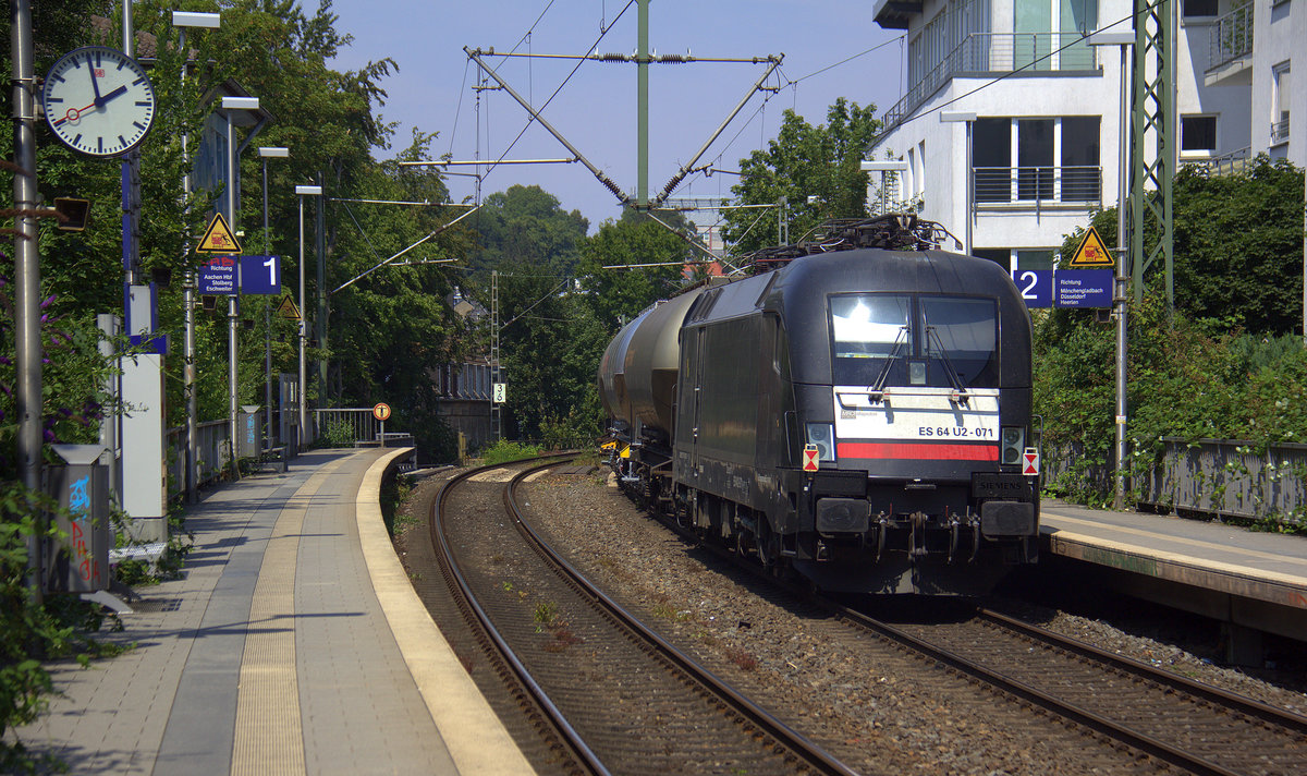 Ein Nachschuss auf die 182 571-0 von MRCE hängt an einem Silozug aus Augsburg (D) nach Herentals(B).
Aufgenommen vom Bahnsteig von Aachen-Schanz. 
Bei Sommerwetter am Nachmittag vom 20.7.2018.