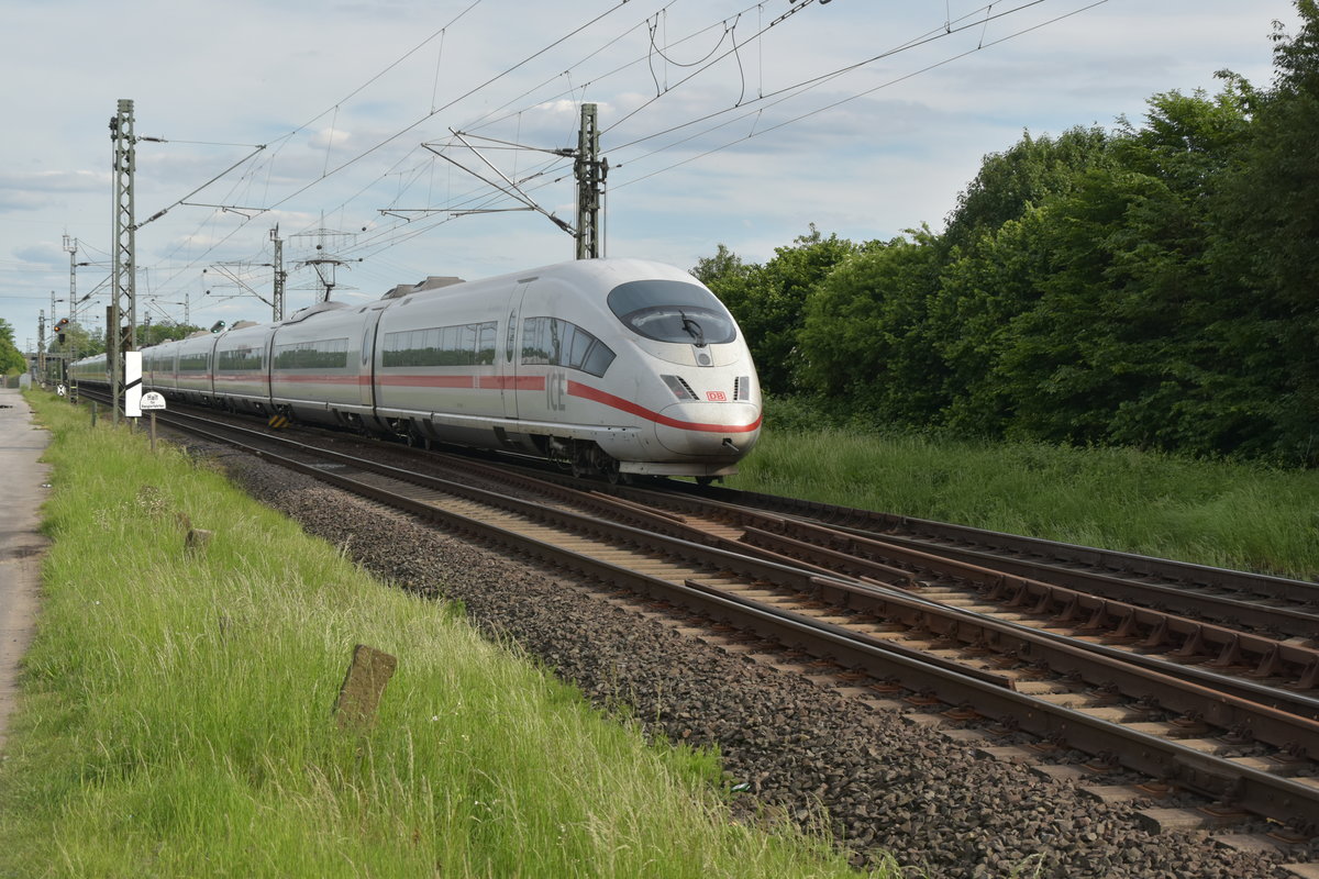 Ein Nachschuß auf den ICE Siegburg der mit dem 403 020-1 bei Nievenheim Kohnacker gen Köln fahrend zu sehen ist. 21.5.2017