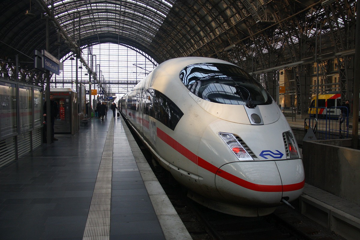 Ein Nachschuss vom Dem ICE3 von NL steht im Frankfurter-am-Main-Hbf abfahrbereit von Frankfurt-am-Main-Hbf nach Brüssel-Süd(B) bei Sonnenschein am Morgen vom 20.5.2015.