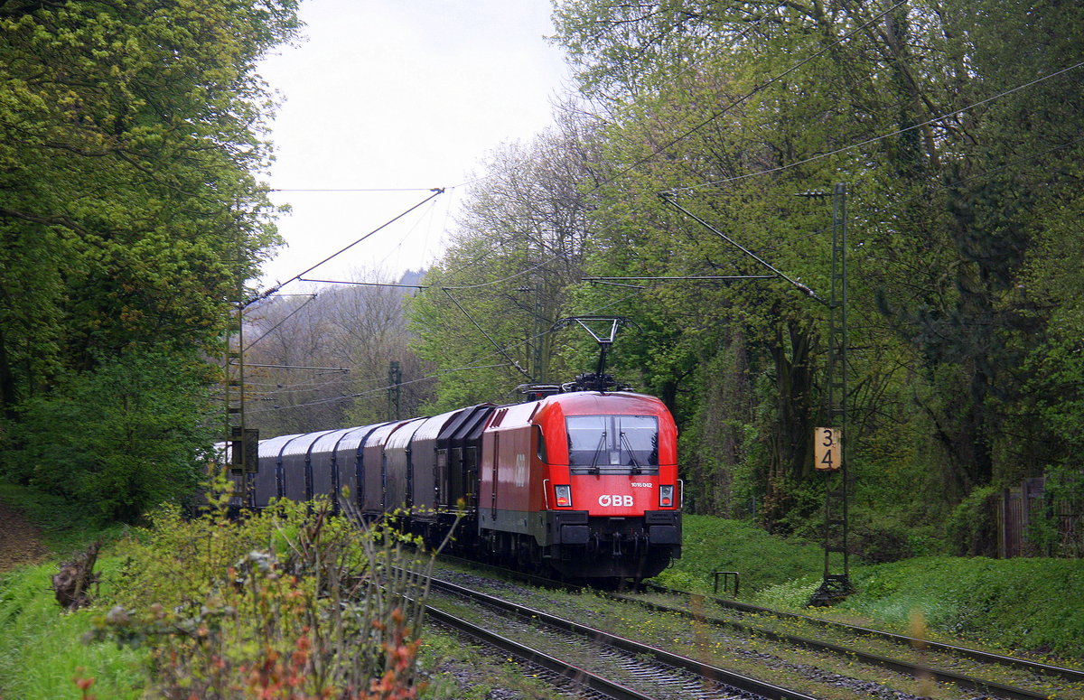 Ein Nachschuss von dem Taurus 1016 042  von ÖBB fährt als Schubhilfe sie schiebt einem schweren Coilzug aus Linz Voestalpine(A) nach Antwerpen Waaslandhaven(B) bis zum Gemmenicher-Tunnel. Vorne fährt die Class 66 PB20 von Railtraxx BVBA. Aufgenommen an der Gemmenicher-Rampe am Gemmenicher-Weg auf dem Montzenroute.
Bei Regenwetter am Nachmittag vom 25.4.2016.