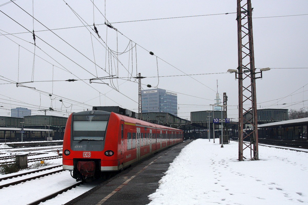 Ein Nachschuss von Der Weseler RB35 von Duisburg-Hbf nach Wesel und fährt in Duisburg-Hbf ein. 
Bei Schnee am Kalten Mittag vom 25.1.2015.