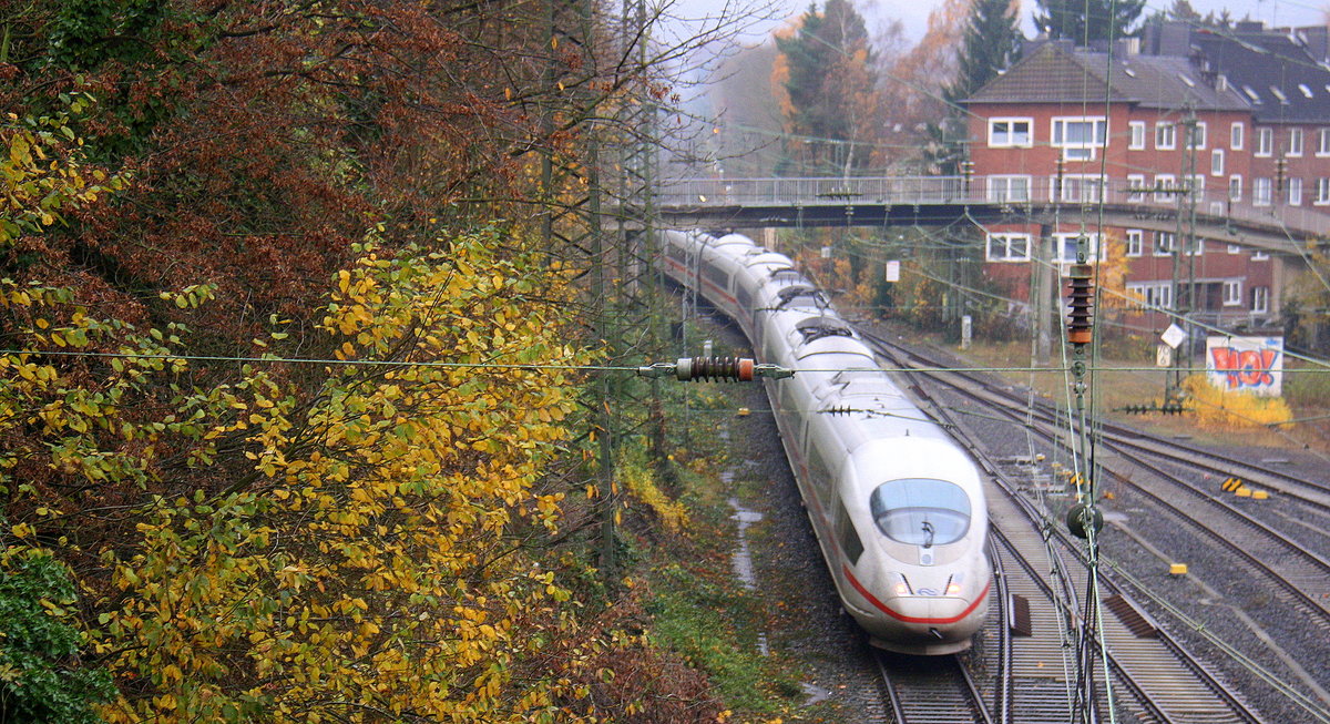 Ein Nachschuss von einem ICE3 aus Frankfurt am Main nach Brüssel-Süd(B) und fuhr gerade raus aus dem Aachener-Hbf und fuhr in Richtung Aachen-Süd(D),Belgien.
Aufgenommen von der Burtscheider Brücke.
Am Kalten Morgen vom 24.11.2016.