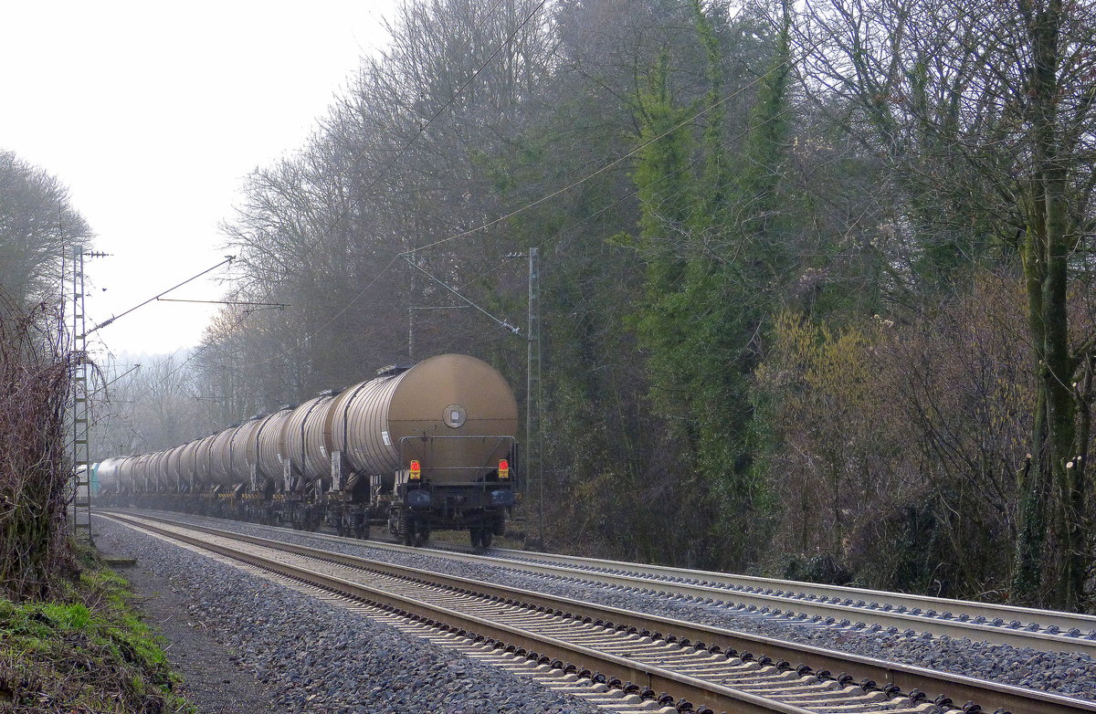 Ein Nachschuss von einem Kesselzug  aus Ludwigshafen-BASF nach Antwerpen-BASF(B). Aufgenommen an der Montzenroute am Gemmenicher-Weg. 
Am Nachmittag vom 12.1.2018.
