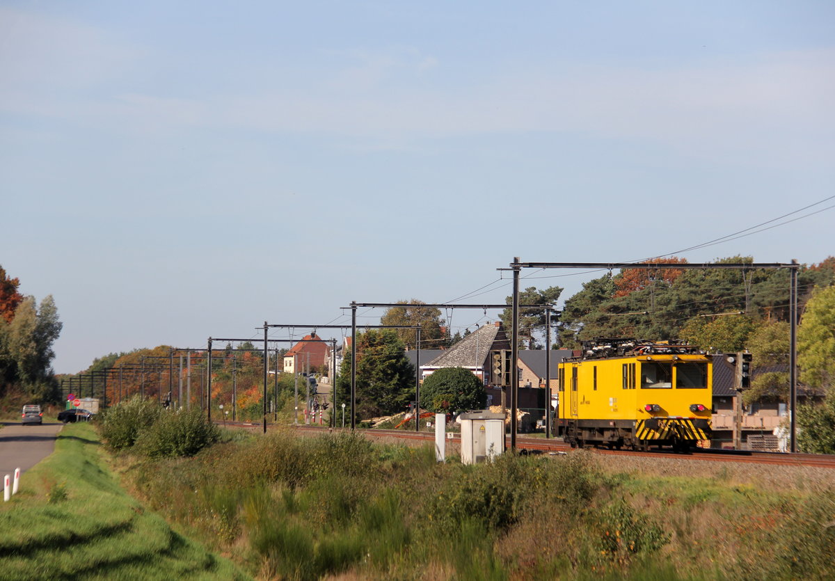 Ein Nachschuss von der Matisa ES 502 van Infrabel kamm aus Richtung Hasselt(B) und fuhr durch Lummen-Linkhout(B) in Richtung Antwerpen(B). 
Aufgenommen in Lummen-Linkhout(B). 
Bei schönem Herbstwetter am Mittag vom 13.10.2018.