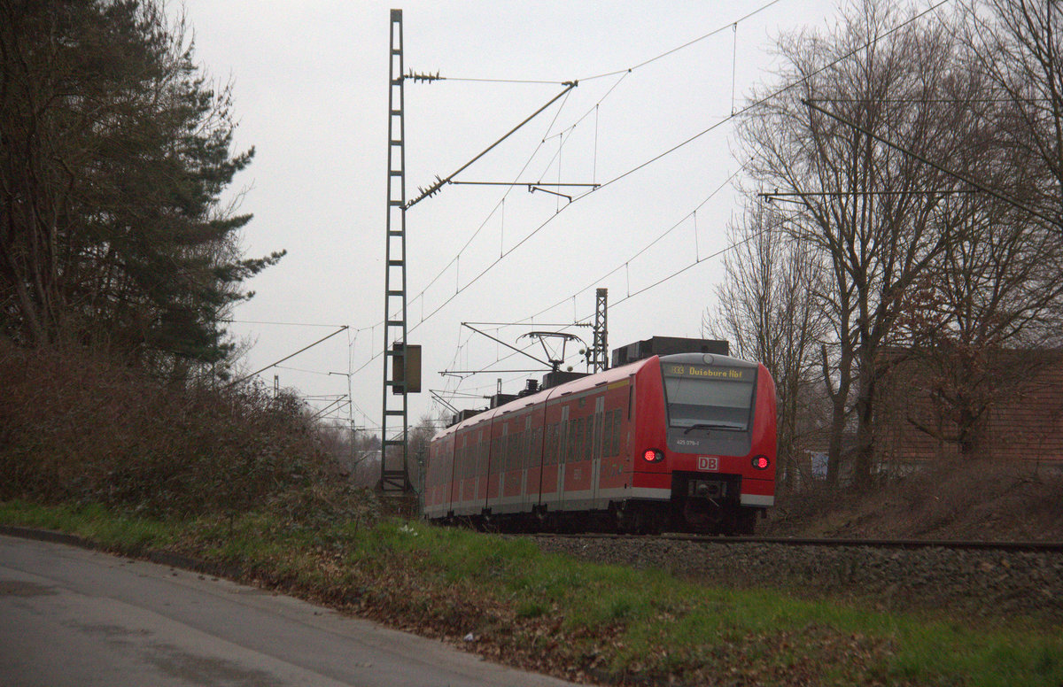 Ein Nachschuss von der RB33 von Aachen-Hbf nach Duisburg-Hbf und kommt aus Richtung Aachen-Hbf,Aachen-Schanz,Aachen-West,Laurensberg,Richterich,Kohlscheid,Herzogenrath und fährt durch Worm in Richtung Hofstadt,Finkenrath,Rimburg-Übach-Palenberg, Zweibrüggen,Frelenberg,Geilenkirchen,Süggerath,Lindern,Brachelen,Hückelhoven-Baal,Baal,Erkelenz,Herrath,Beckrath,Wickrath. 
Aufgenommen von der Grenzstraße in Herzogenrath,Worm. 
Bei Sonne und Regenwolken am Nachmittag vom 28.2.2019.