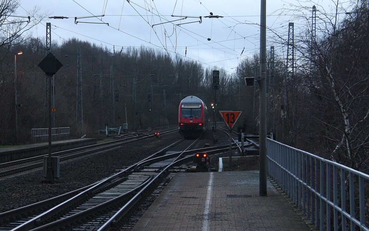 Ein Nachschuss vom RE4 aus Dortmund-Hbf nach Aachen-Hbf und Vorne fährt die 111 014-7 DB und fährt in Richtung Richterich,Laurensberg,Aachen-West. Bei Wolken am Kalten Morgen vom 29.1.2015. 