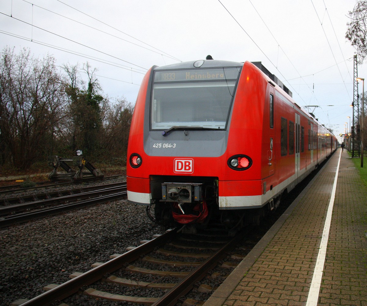 Ein Nachschuss von der Rhein Niers Bahn (RB33) aus Aachen-West nach Heinsberg-Rheinland-Duisburg-Hbf und hilt in Kohlscheid und fährt in Richtung Herzogenrath,Mönchengladbach. 
 Bei Regenwetter am Nachmittag vom 25.12.2015.