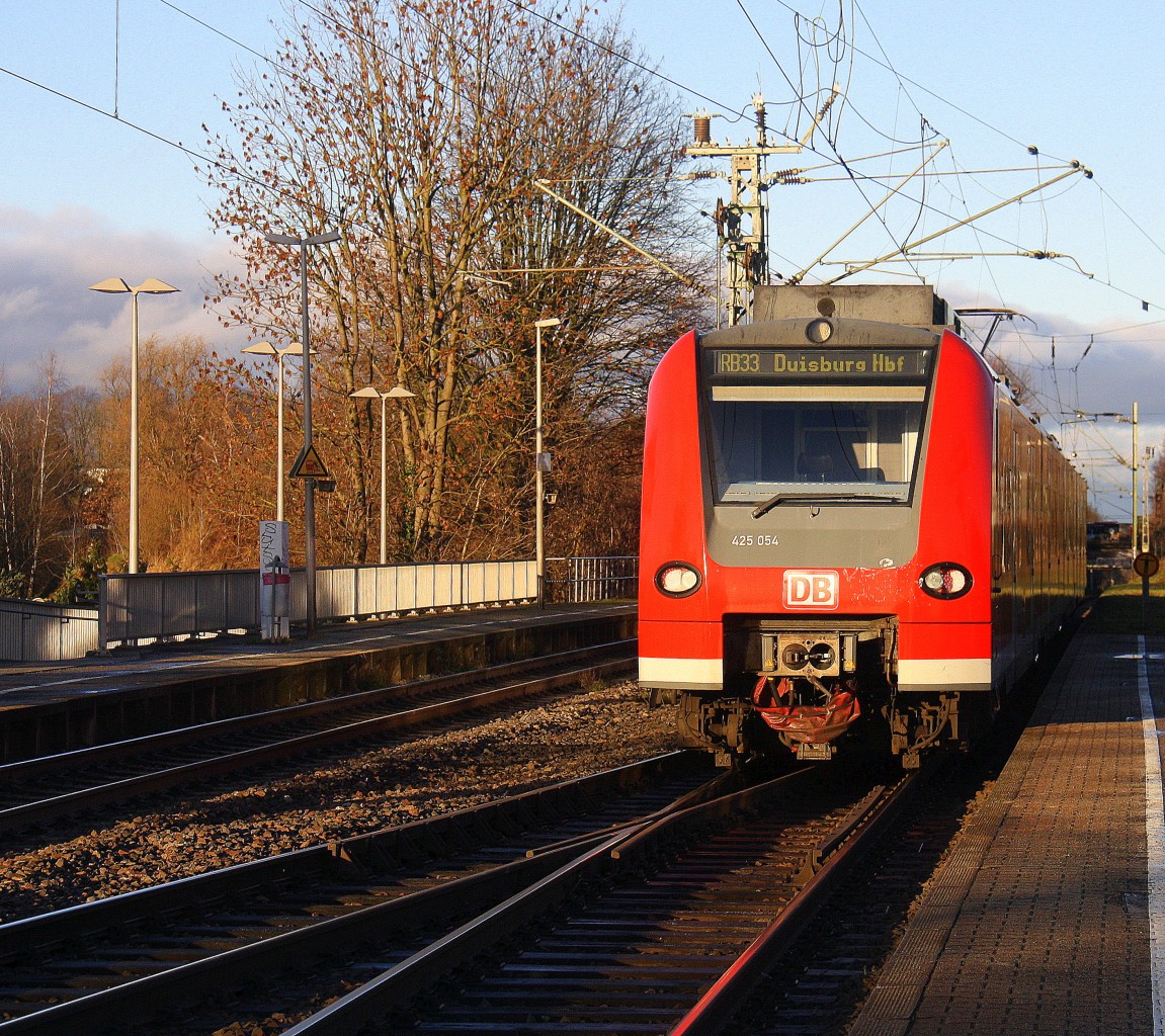 Ein Nachschuss von der Rhein Niers Bahn (RB33) aus Aachen-Hbf nach Duisburg-Hbf und hilt in Kohlscheid und fährt in Richtung Herzogenrath,Mönchengladbach. Aufgenommen von Bahnsteig 1 in Kohlscheid. 
Bei schönem Sonnenschein und Schneeregenwolken am Kalten Nachmittag vom 14.1.2016.