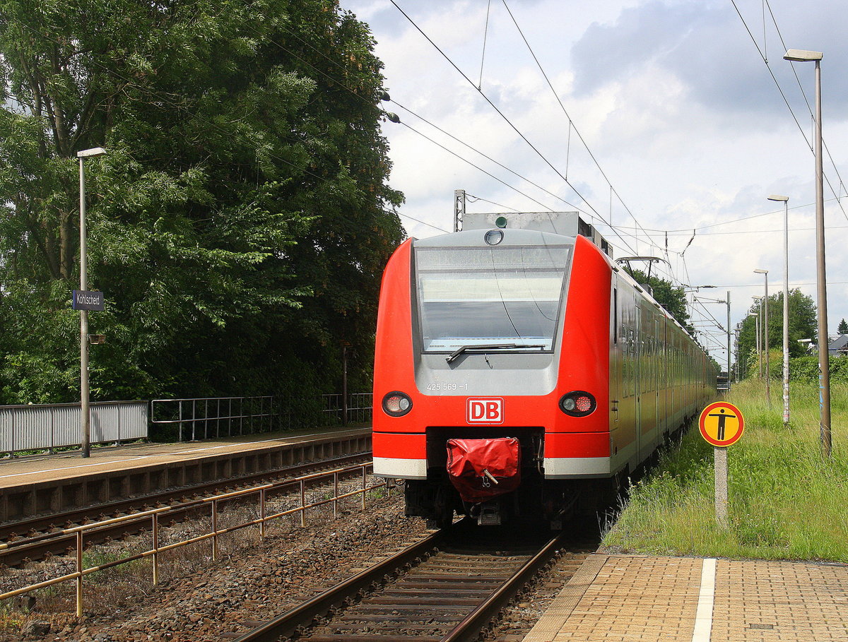 Ein Nachschuss von der Rhein Niers Bahn (RB33) aus Aachen-Hbf nach Heinsberg-Rheinland-Duisburg-Hbf und hilt in Kohlscheid und fährt in Richtung Herzogenrath,Mönchengladbach. Aufgenommen von Bahnsteig 1 in Kohlscheid. Bei Sonnenschein am Nachmittag vom 14.6.2016.