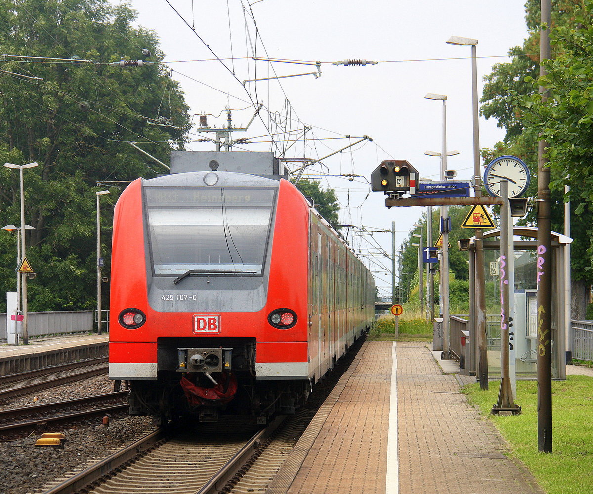 Ein Nachschuss von der Rhein Niers Bahn (RB33) aus Aachen-Hbf nach Heinsberg-Rheinland-Duisburg-Hbf und hilt in Kohlscheid und fährt in Richtung Herzogenrath,Mönchengladbach. 
Aufgenommen von Bahnsteig 1 in Kohlscheid.
Am Nachmittag vom 8.7.2016.